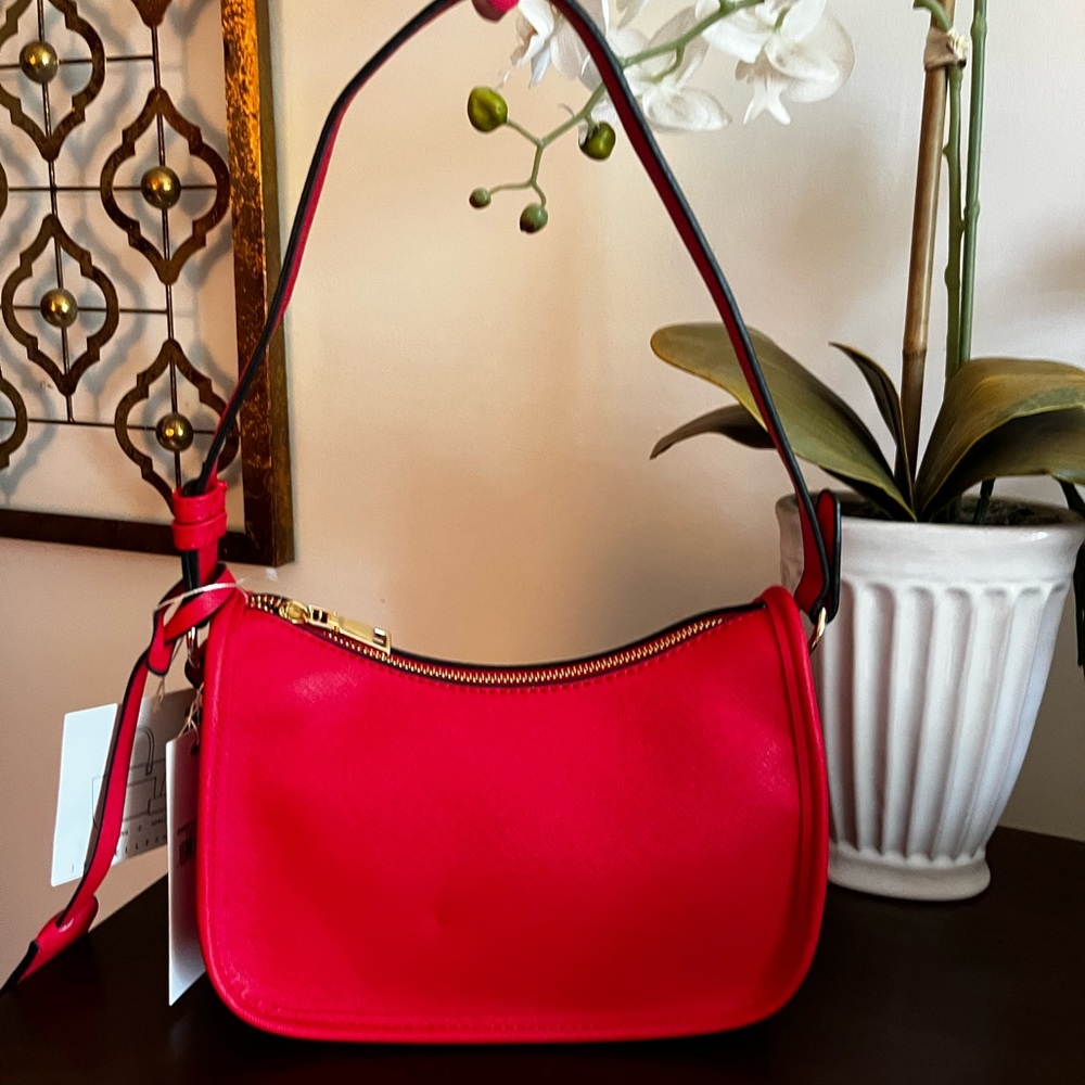 “Lady in Red” comes with matching wallet